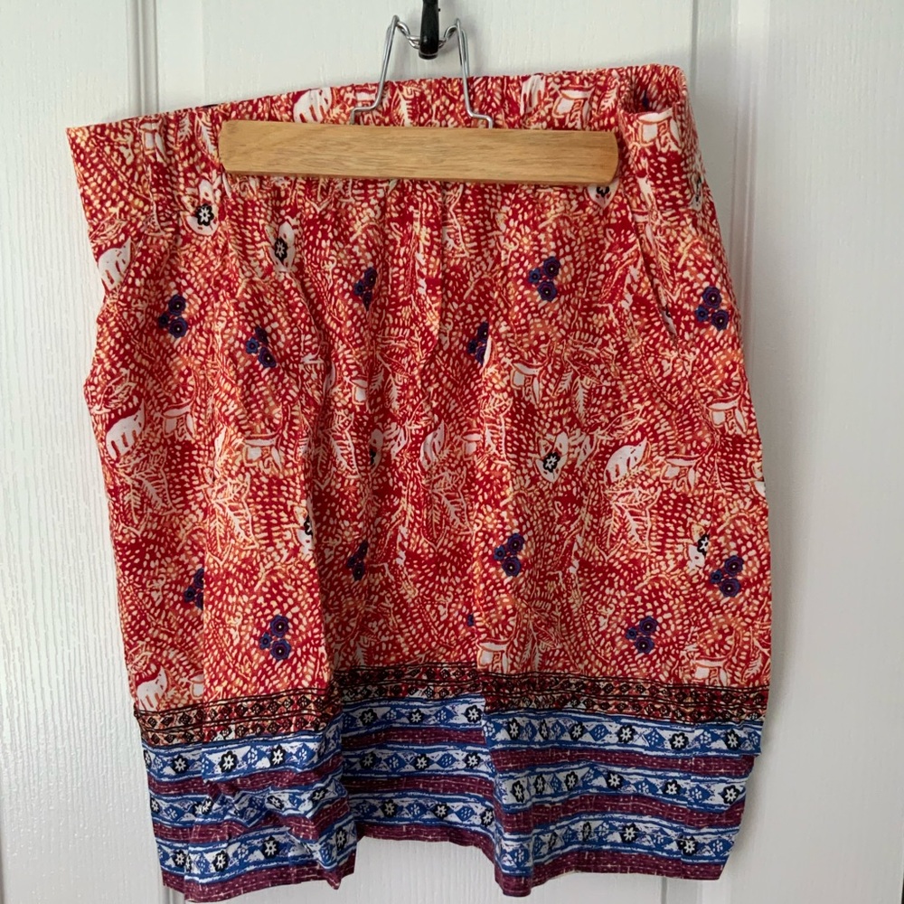 NWOT CAbi skirt with pockets. Wide elastic waist, has pockets on each side.